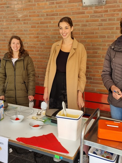 FSJler backen Waffeln (vergrößerte Bildansicht wird geöffnet)