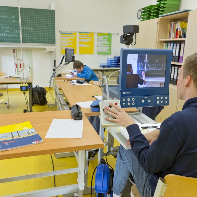 Schüler arbeitet mit dem Bildschirmlesegerät (vergrößerte Bildansicht wird geöffnet)