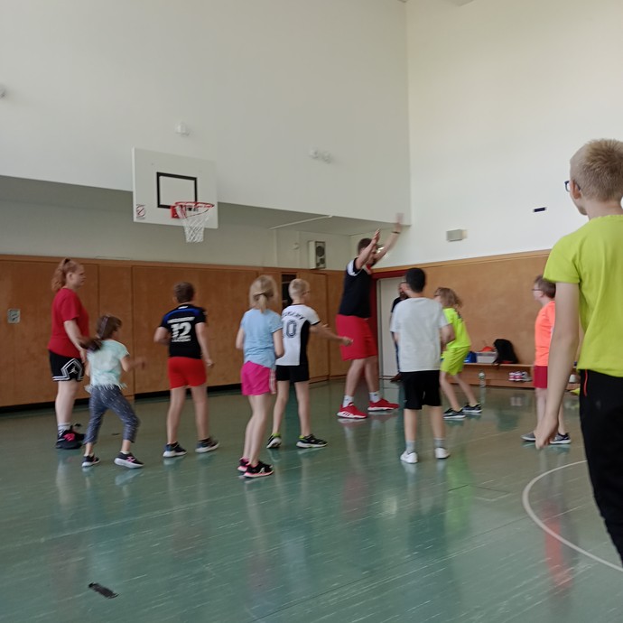 Schüler und Schülerinnen bei Basketball-Training (vergrößerte Bildansicht wird geöffnet)