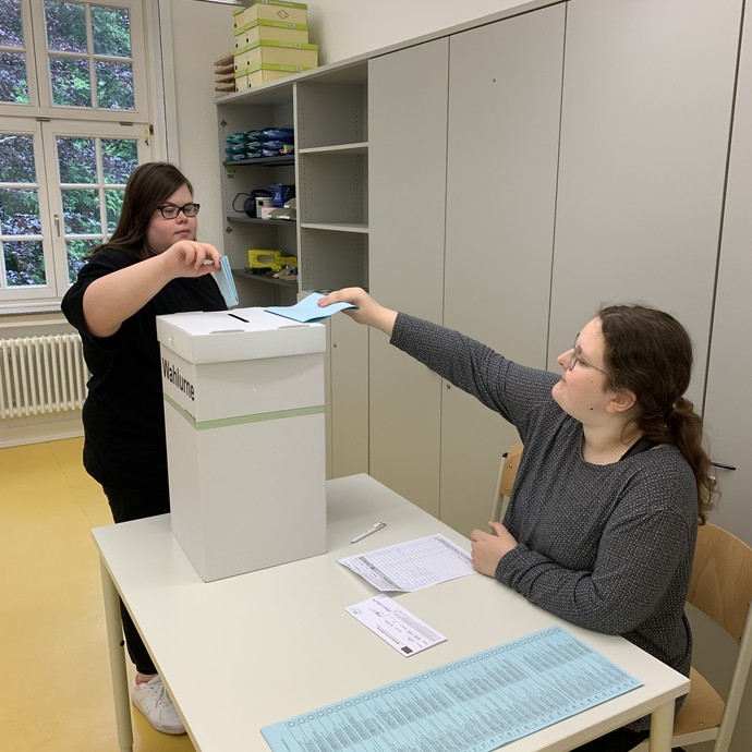 Schülerin bei der Wahl (vergrößerte Bildansicht wird geöffnet)