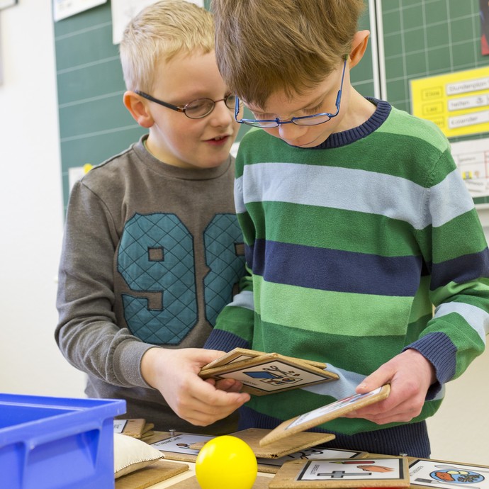Schüler erstellen mit Metacom-Symbolen den Stundenplan (vergrößerte Bildansicht wird geöffnet)