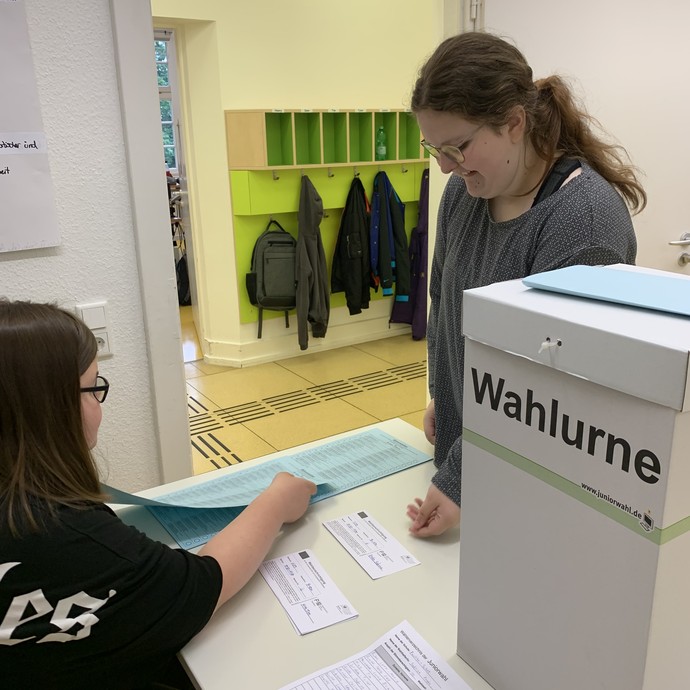 Schüler bei der Wahl (vergrößerte Bildansicht wird geöffnet)