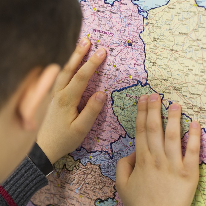 Schüler an Punktkarte (vergrößerte Bildansicht wird geöffnet)