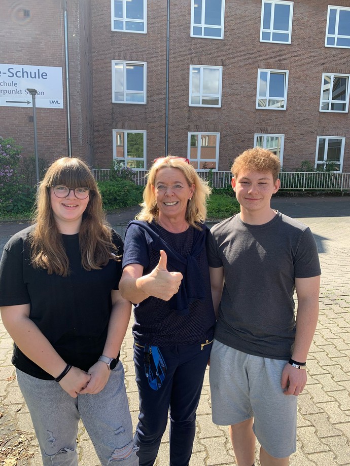 Bild von Leoni und Sam mit Frau Hornberger