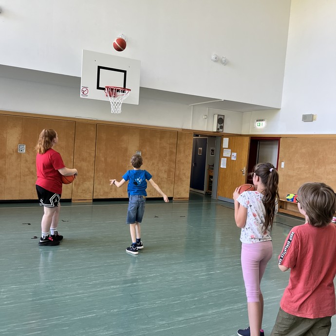 Schüler und Schülerinnen bei Basketball-Training (vergrößerte Bildansicht wird geöffnet)