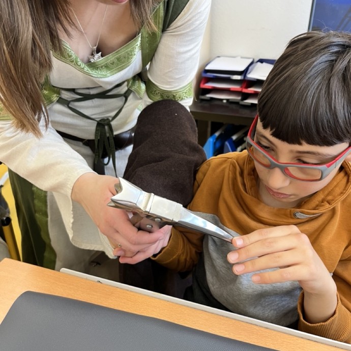 Schüler ertastet vorsichtig einen Dolch (vergrößerte Bildansicht wird geöffnet)
