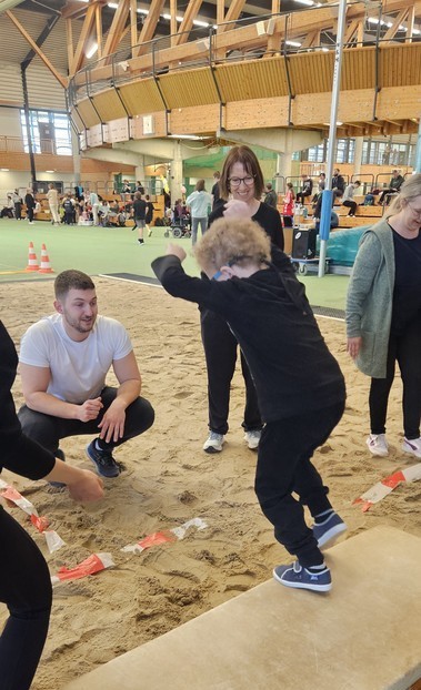 Schüler beim Weitsprung