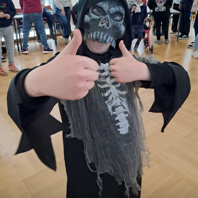 Verkleideter Schüler (vergrößerte Bildansicht wird geöffnet)